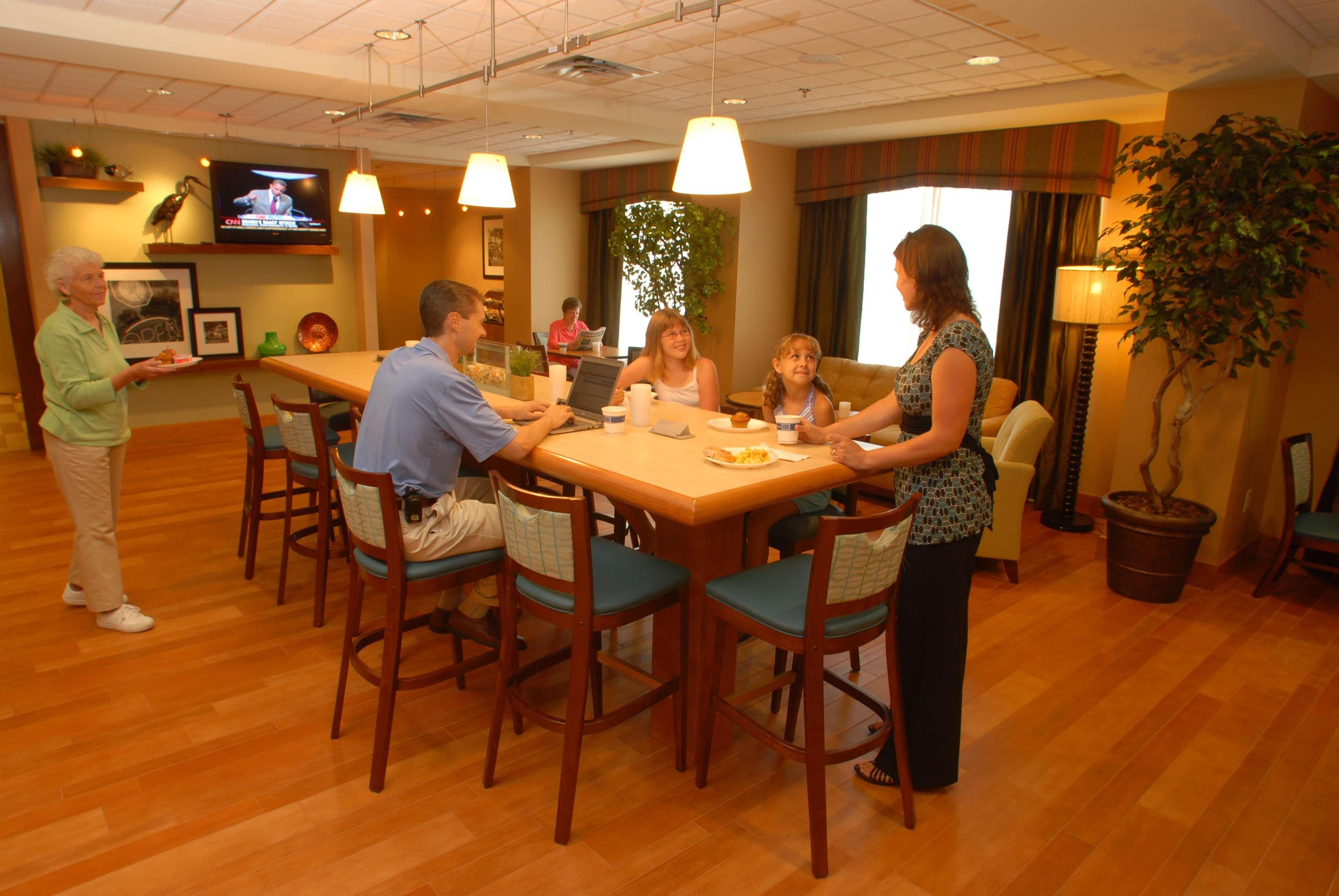Hampton Inn Gloucester Eksteriør billede