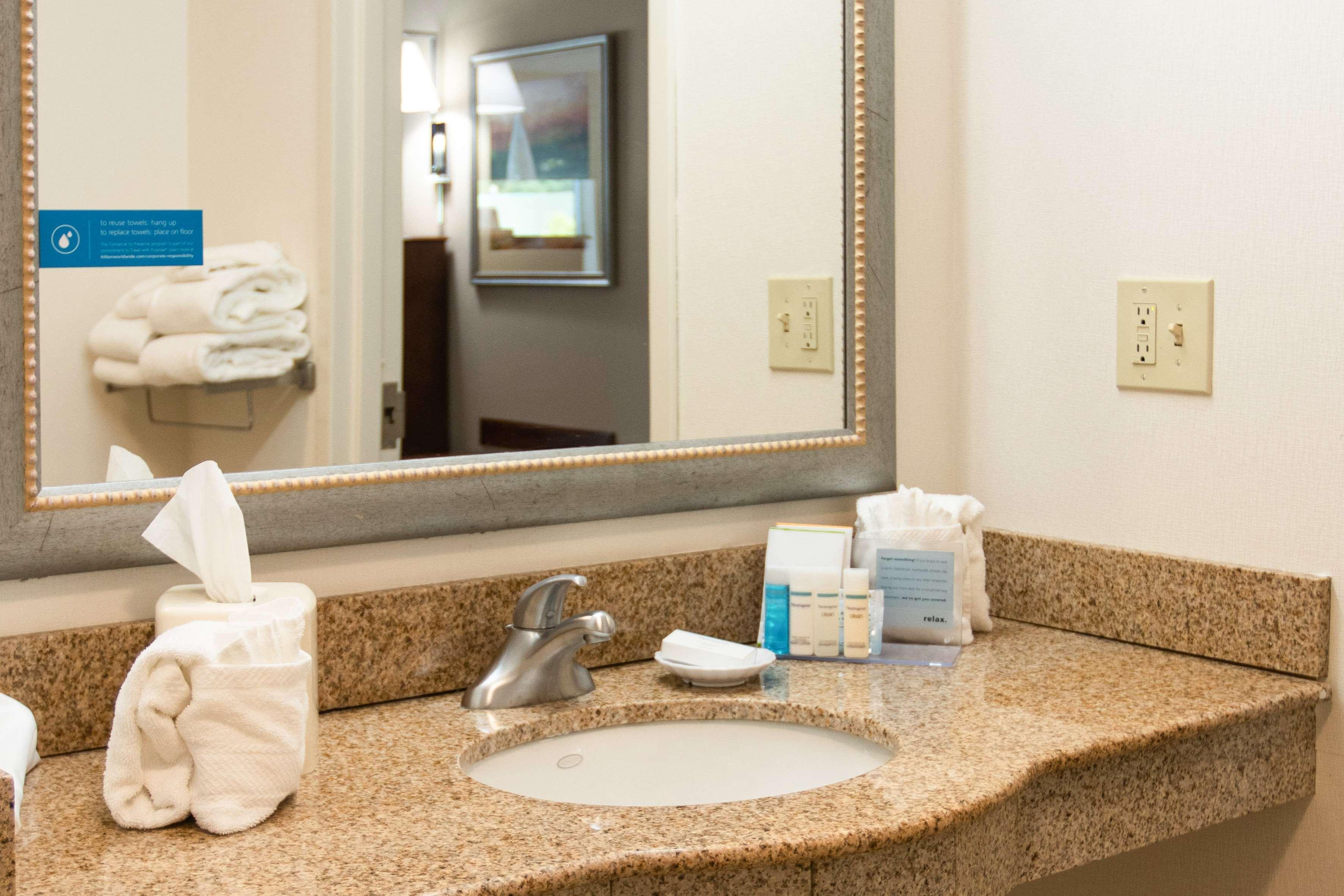 Hampton Inn Gloucester Eksteriør billede