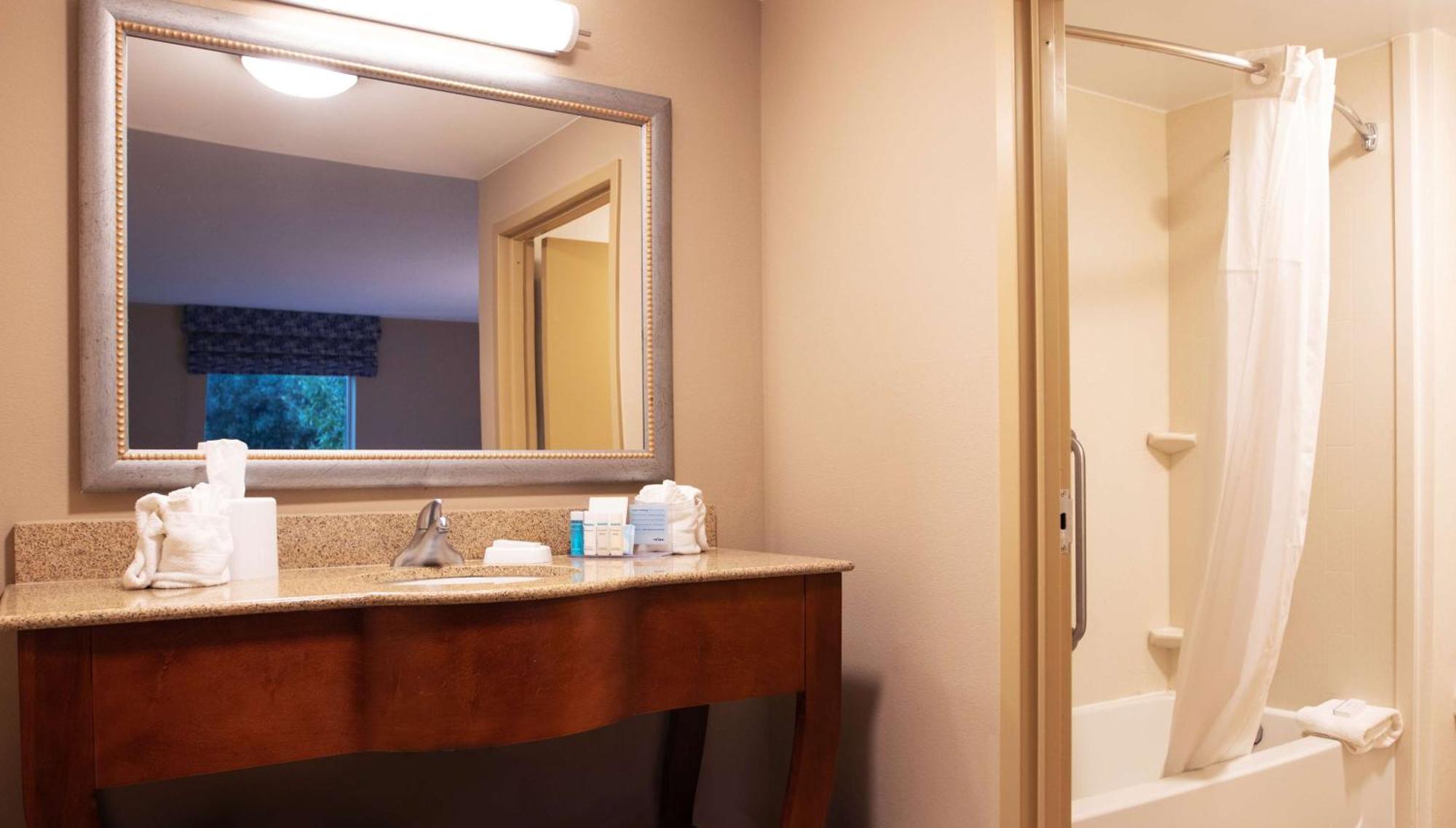 Hampton Inn Gloucester Eksteriør billede