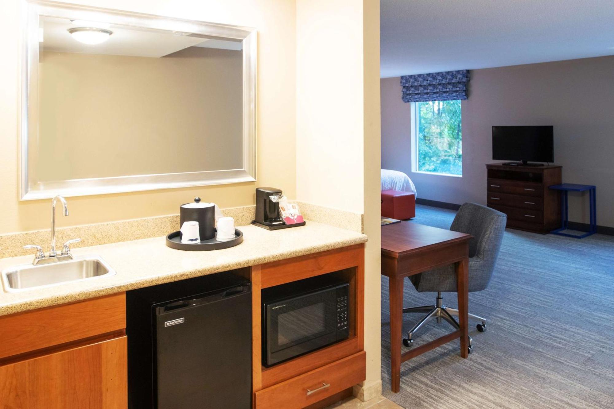 Hampton Inn Gloucester Eksteriør billede