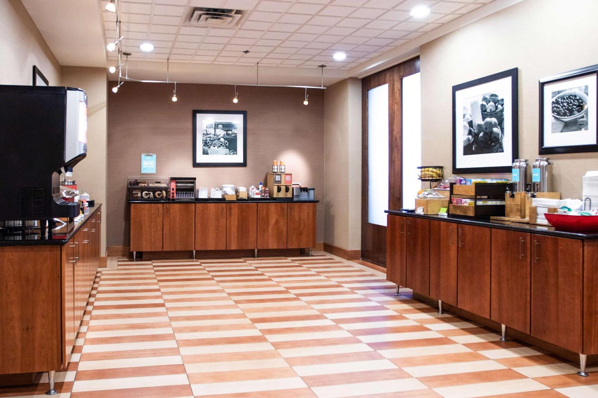Hampton Inn Gloucester Eksteriør billede