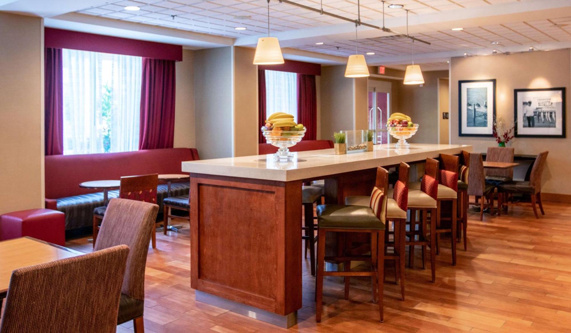 Hampton Inn Gloucester Eksteriør billede
