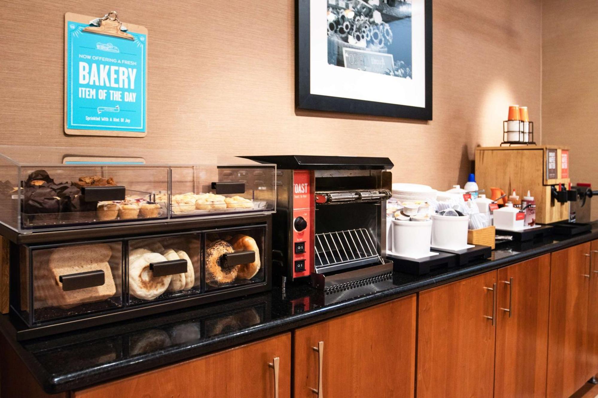 Hampton Inn Gloucester Eksteriør billede