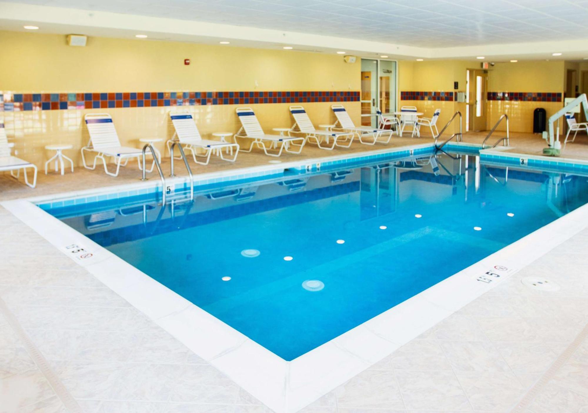 Hampton Inn Gloucester Eksteriør billede