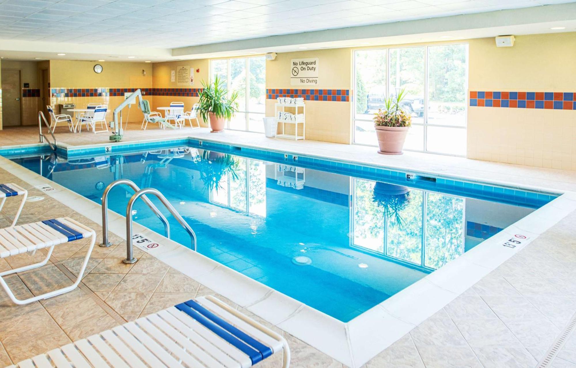 Hampton Inn Gloucester Eksteriør billede